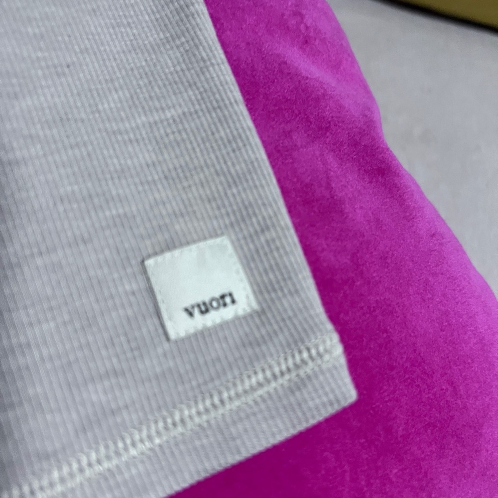 Vuori ribbed women's top in light gray and magenta